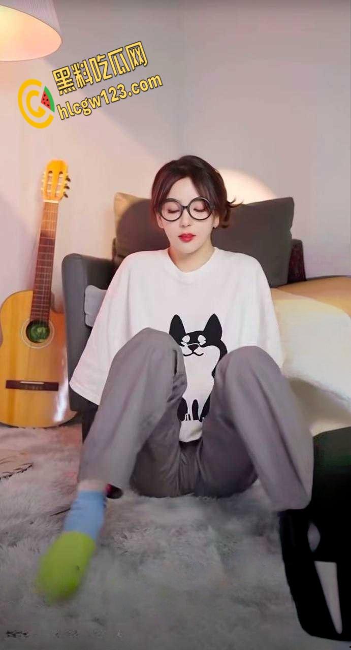 LPL四花旦Rita电竞椅震动风，擦边视频露鲍鱼，自导自演在电竞椅上露奶自慰！-7