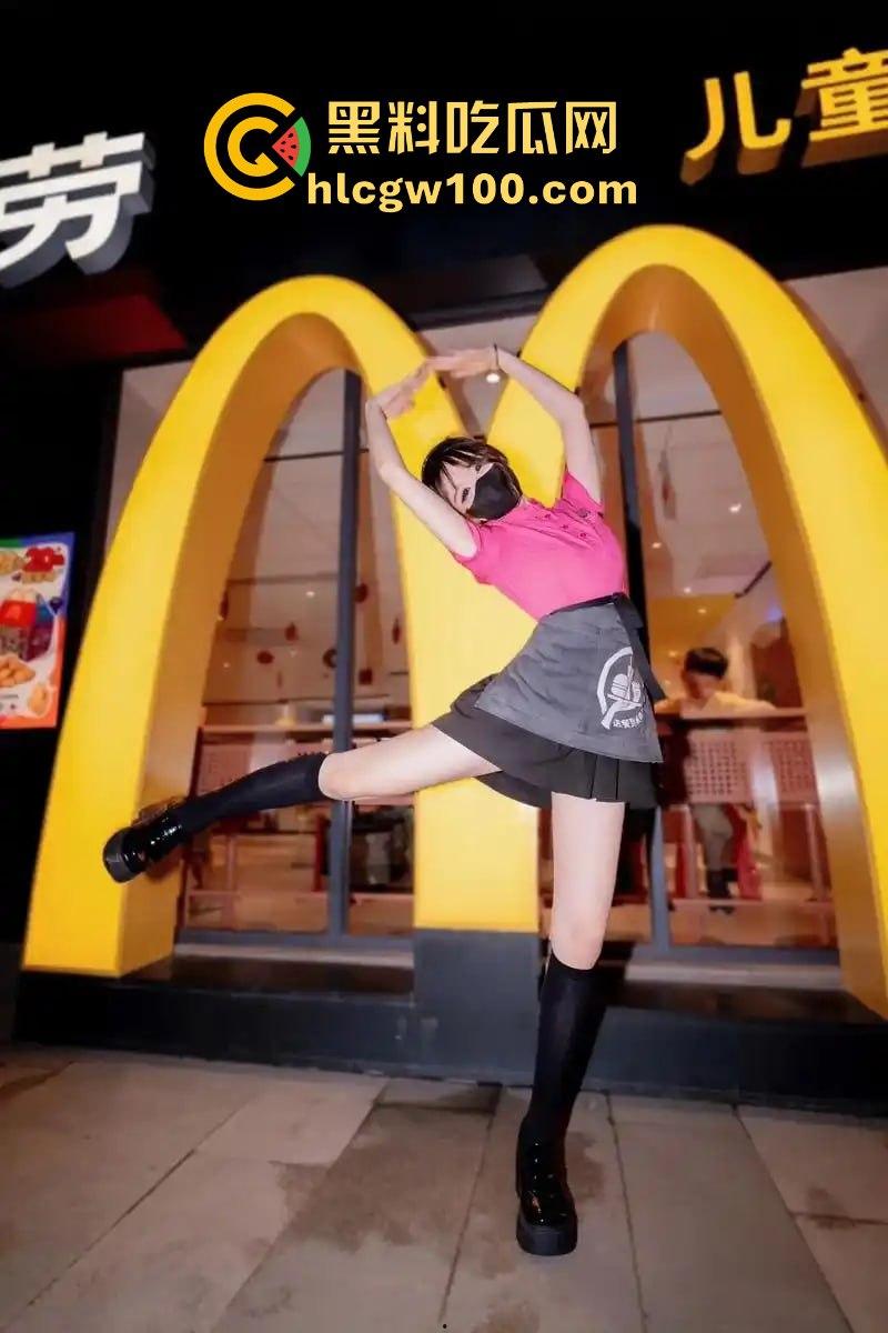 广州白云区万达广场麦当劳学妹大瓜爆出，黑丝美腿随便撩，落地窗前趴着嗲叫，硬是把汉堡制服变成情趣用品！-11
