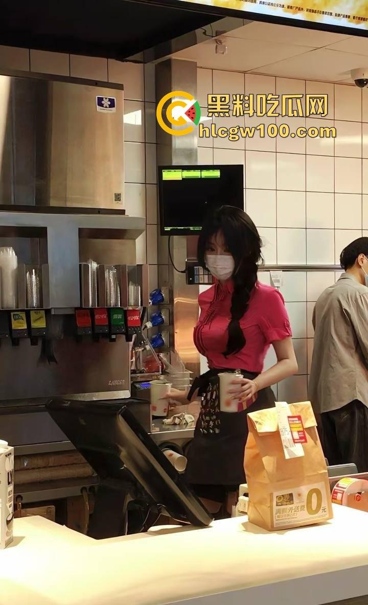 广州白云区万达广场麦当劳学妹大瓜爆出，黑丝美腿随便撩，落地窗前趴着嗲叫，硬是把汉堡制服变成情趣用品！-12
