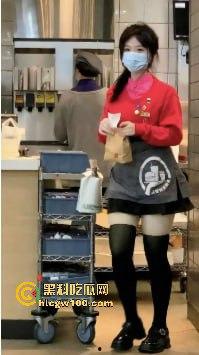 广州白云区万达广场麦当劳学妹大瓜爆出，黑丝美腿随便撩，落地窗前趴着嗲叫，硬是把汉堡制服变成情趣用品！-14
