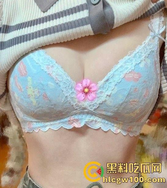 广州白云区万达广场麦当劳学妹大瓜爆出，黑丝美腿随便撩，落地窗前趴着嗲叫，硬是把汉堡制服变成情趣用品！-17