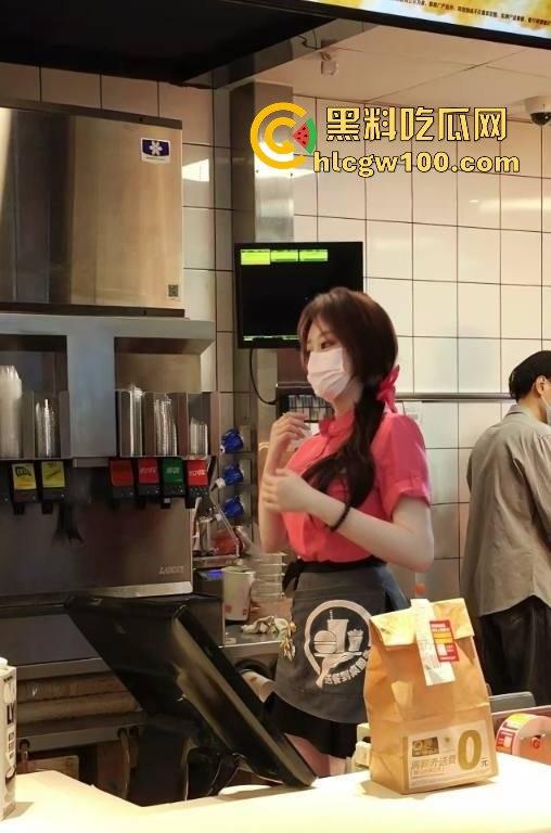 广州白云区万达广场麦当劳学妹大瓜爆出，黑丝美腿随便撩，落地窗前趴着嗲叫，硬是把汉堡制服变成情趣用品！-18