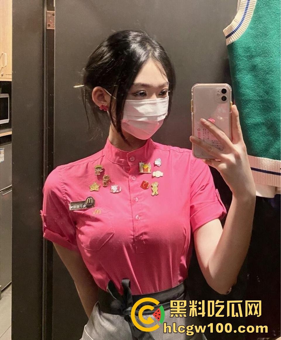 广州白云区万达广场麦当劳学妹大瓜爆出，黑丝美腿随便撩，落地窗前趴着嗲叫，硬是把汉堡制服变成情趣用品！-21