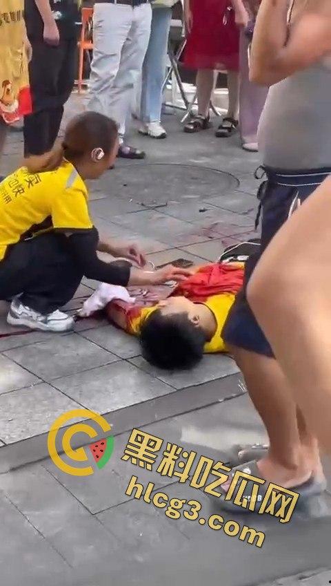 重庆南坪区男子因情感纠葛怒捅前妻现男友，血溅街头引发路人围观！-4