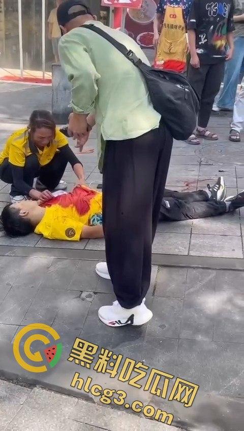 重庆南坪区男子因情感纠葛怒捅前妻现男友，血溅街头引发路人围观！-5