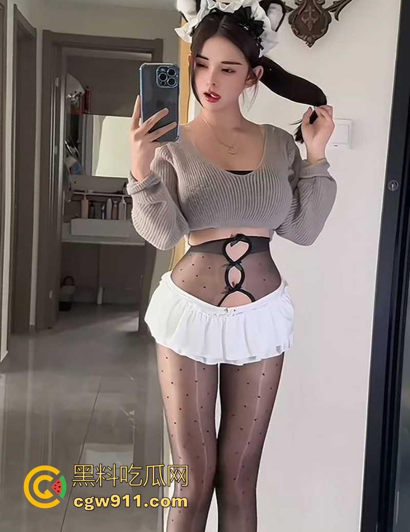 抖音极品网红【嗏烧包】榜一福利视频曝光，百变情趣内衣。极致骚浪淫舞，满嘴骚话浪叫，包你看射！-2