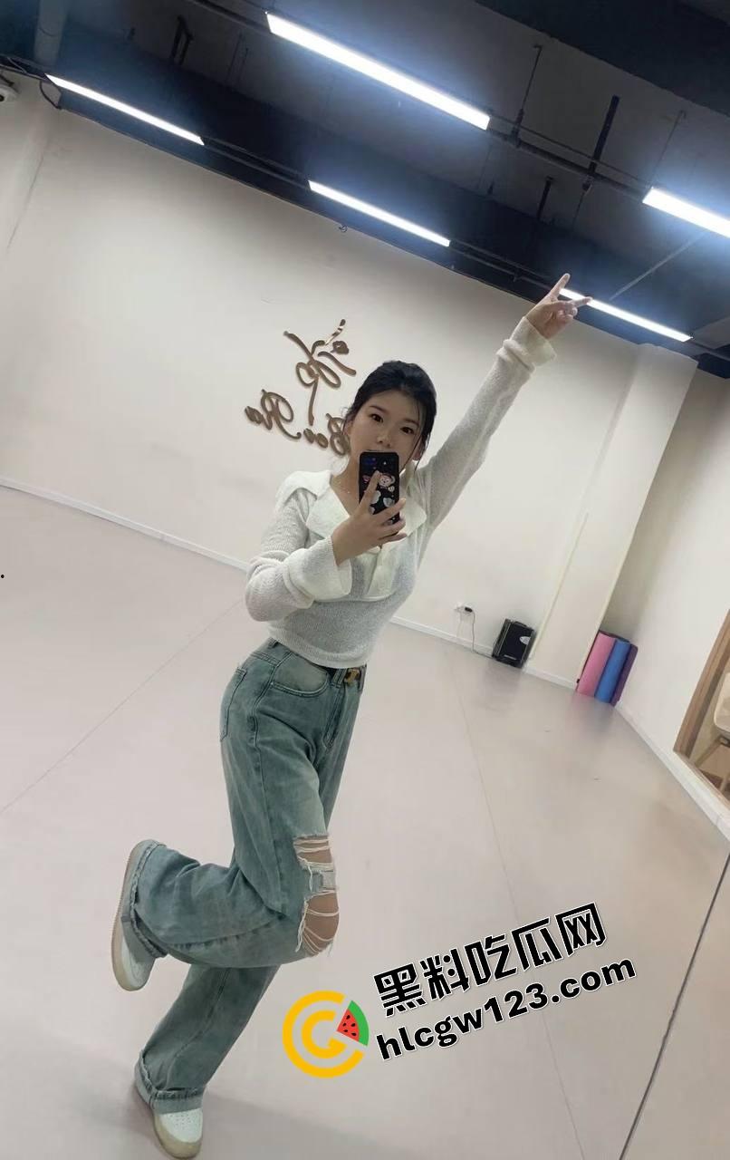 这身材配这黑丝,简直活色生香,反差骚女『吴天爱』掰腿摸逼,喷出来还舔着手指喊今晚不许戴套!-6