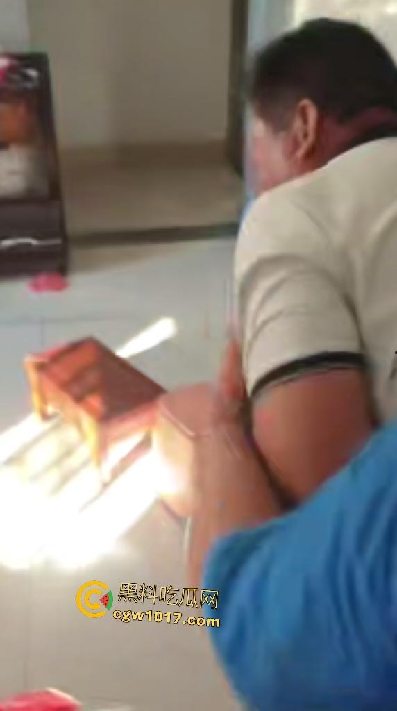 游戏团战关键时刻被老爸关电脑，网瘾儿子阿强直接打亲爸头破血流，老爸跪地求饶“我错了”，老妈哭求和解！-2