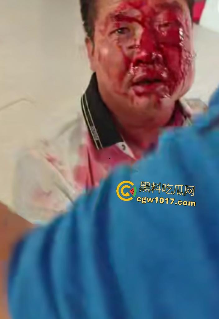 游戏团战关键时刻被老爸关电脑，网瘾儿子阿强直接打亲爸头破血流，老爸跪地求饶“我错了”，老妈哭求和解！-6