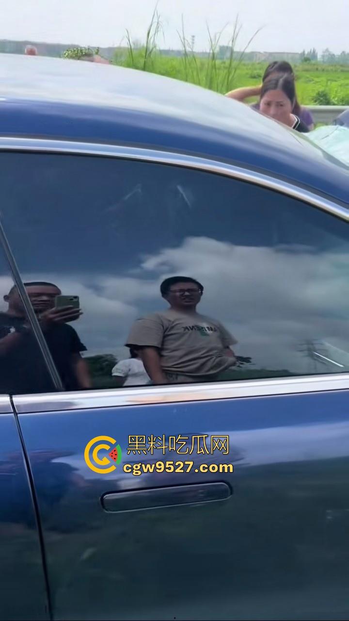 成都极氪撞护拦事故，严重的交通事故安全气囊居然没有弹出来，完全失去自救的机会，买极氪的朋友要注意啦！-2