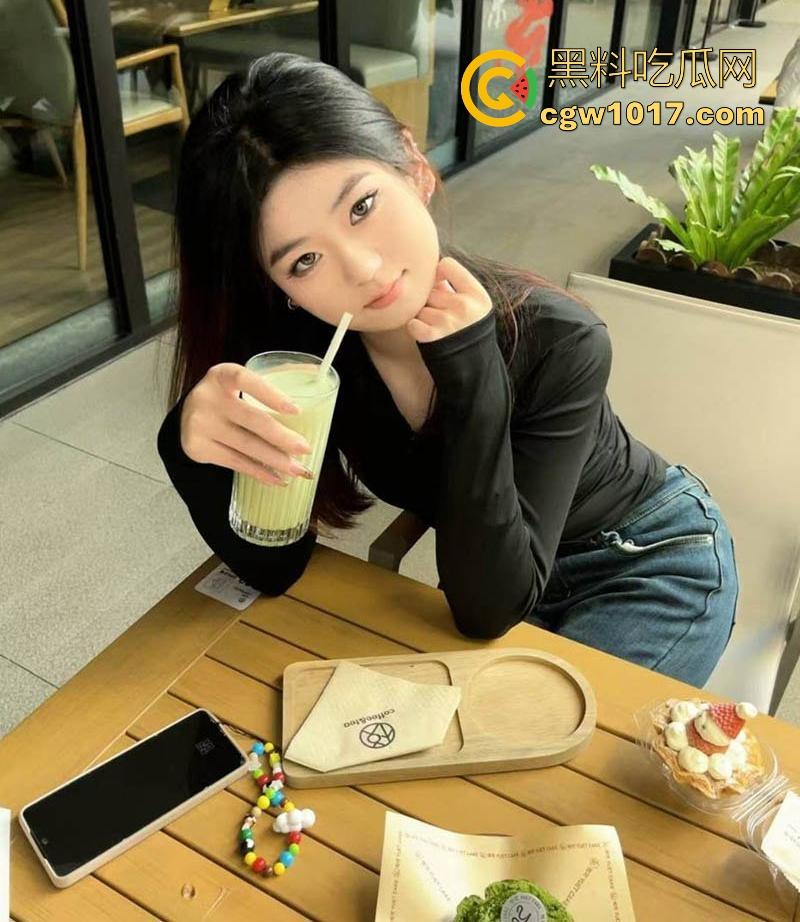 在社交软件约炮武汉骚母狗【王雯露】逼瘾成疾，多次深夜约炮，深喉口交狂舔菊花，性欲如火山喷发！-1