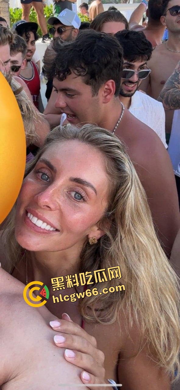 国外富二代看NBA被成人女星女友口射现场曝光，女友嘴里吞精还擦嘴，这俩淫货真是坐着在哪都能玩！-7