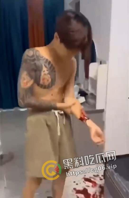 漳州精神小伙偷吃大哥女人被抓住 手被砍断不让走 任由血流下来 现场视频流出 这就是大哥的实力吗-3
