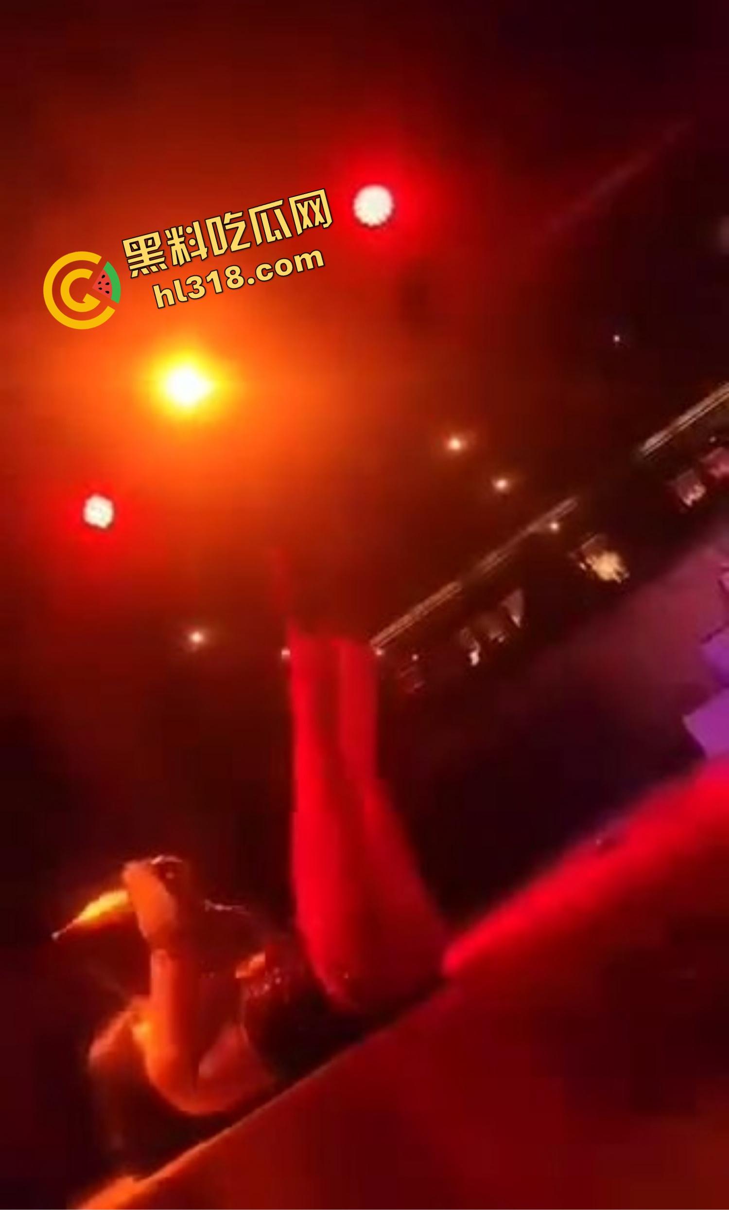 这是什么b？别人喷水她喷火星子，别说潮吹了直接给观众衣服烫个洞，真把自己当打火机了？-8