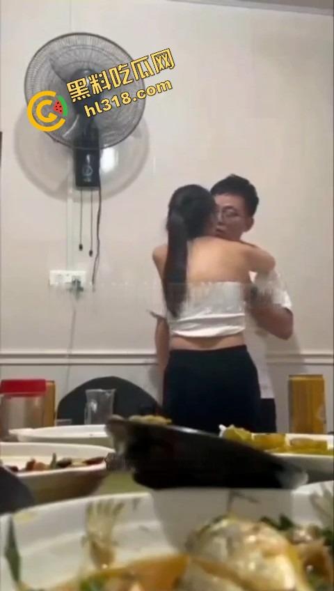 同学聚会惊现大奶初恋白月光，喝多非要炫耀胸大还强行舌吻，老公在家打游戏，这波到底谁才是现任？-4