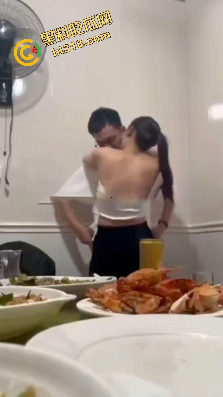 同学聚会惊现大奶初恋白月光，喝多非要炫耀胸大还强行舌吻，老公在家打游戏，这波到底谁才是现任？-8