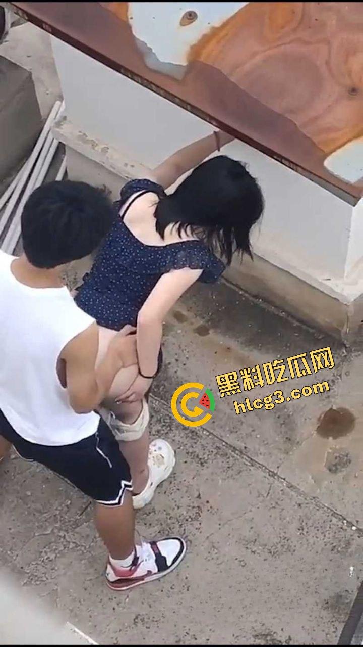 露天野战！河北保定凤翔园小区饥渴骚货『王家宁』与男友楼顶口爆后入 偷拍视频曝光！-5