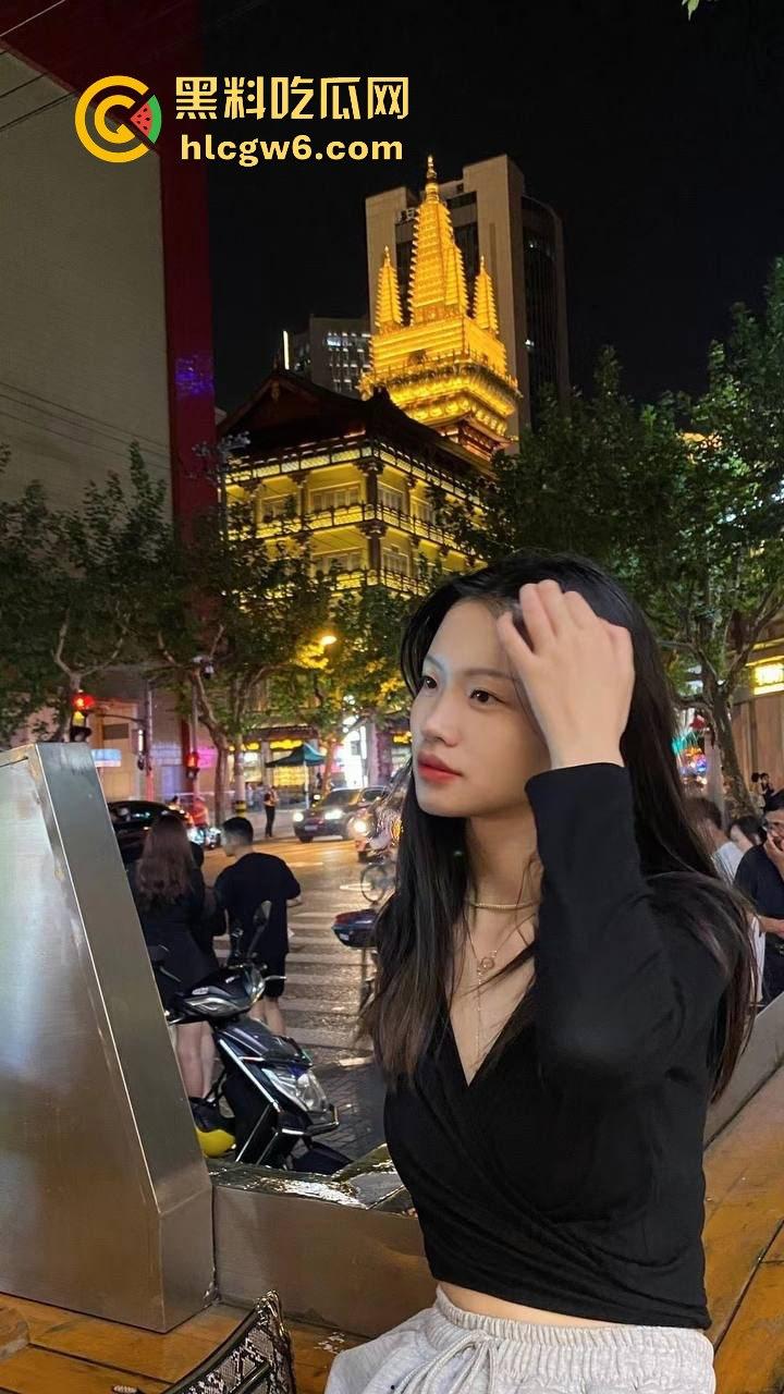 广州大学大二学生【黎曼曼】约炮做爱视频遭到曝光，长相清纯 小穴很嫩 水多！-3