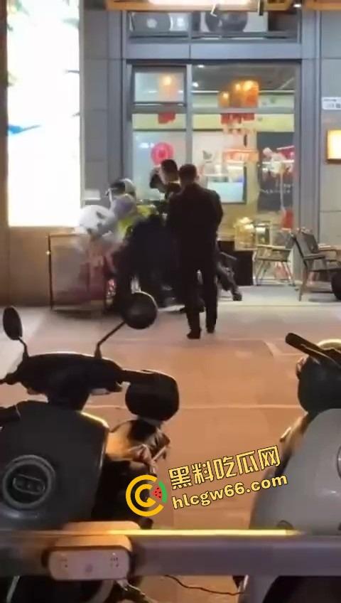 深圳龙华商场惊现当代刀客，男子当街狂捅女子，疑似被绿崩溃现场开演爱情没了，人也疯了！-4