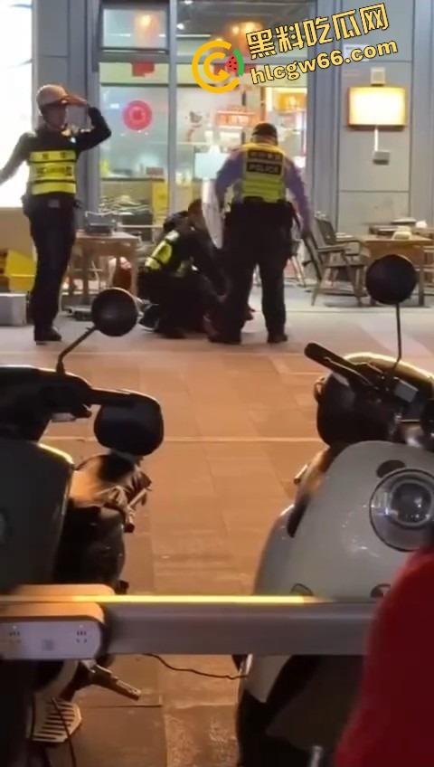 深圳龙华商场惊现当代刀客，男子当街狂捅女子，疑似被绿崩溃现场开演爱情没了，人也疯了！-5