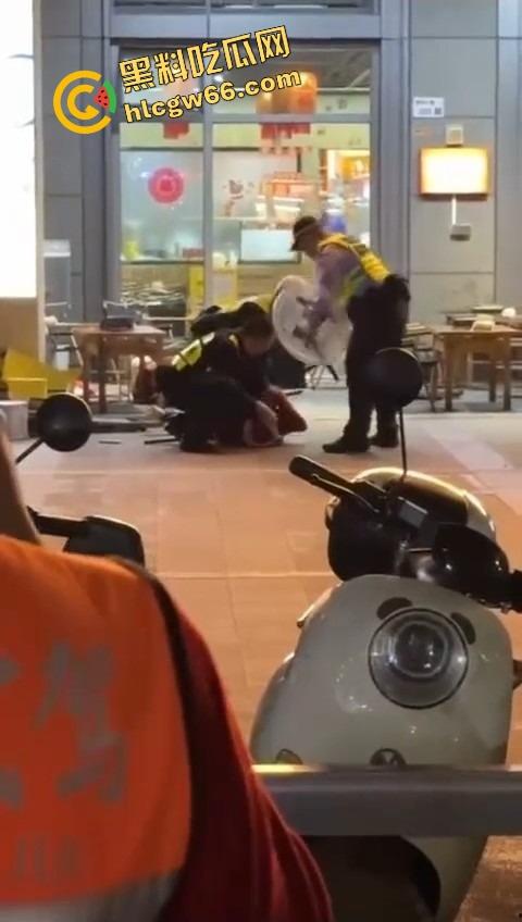 深圳龙华商场惊现当代刀客，男子当街狂捅女子，疑似被绿崩溃现场开演爱情没了，人也疯了！-6