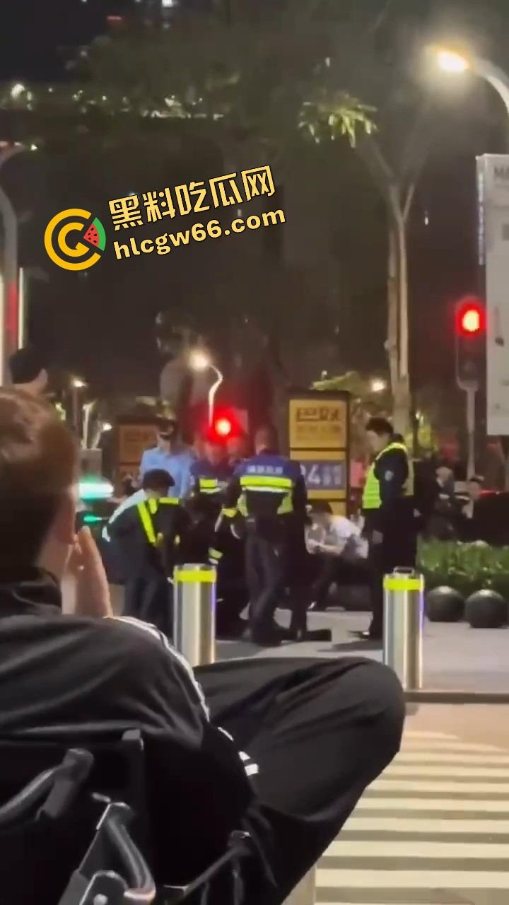 深圳龙华商场惊现当代刀客，男子当街狂捅女子，疑似被绿崩溃现场开演爱情没了，人也疯了！-8