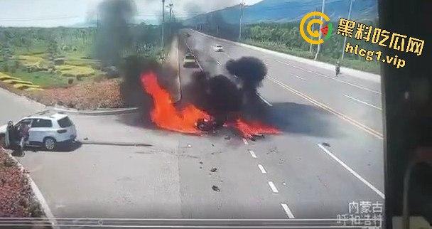 内蒙古呼和浩特惊魂一刻！02年精神小伙偷骑V4机车撞上右转SUV，摩托车当场燃烧！-6