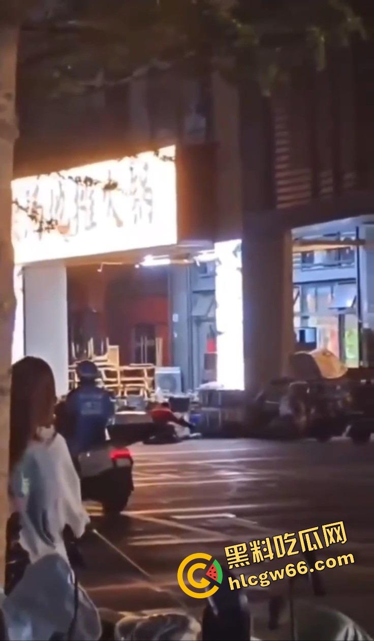 深圳龙华商场惊现当代刀客，男子当街狂捅女子，疑似被绿崩溃现场开演爱情没了，人也疯了！-13