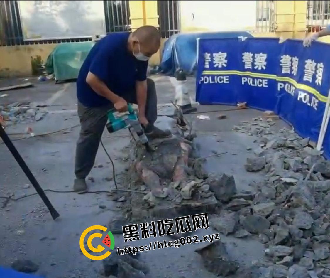 成都凯宾酒店打人柱 活生生打在水泥柱里 死不瞑目的残忍 现场视频流出-2