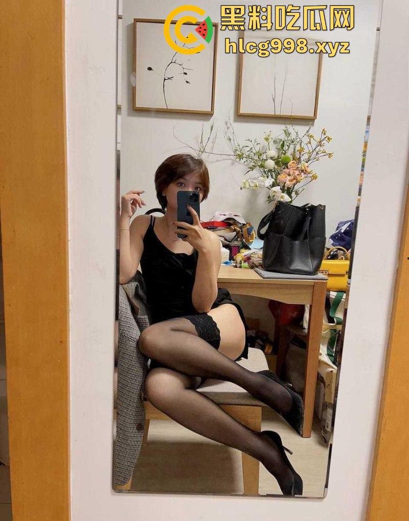 上海公务员【Ivy未央】曾在推特售卖户外露出视频 外秀内骚 各种漏出 现已改行时政评论!绝版资源且看且珍惜-3