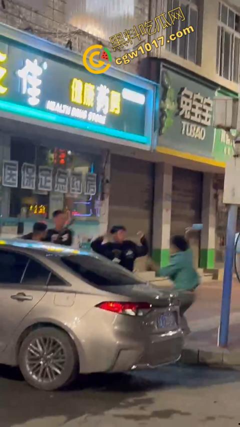 精神小伙街头血战,手起刀落、血洒狂风,勇敢如电影英雄,但残酷如恶魔猛兽,惹不起的狂野疯子!-9