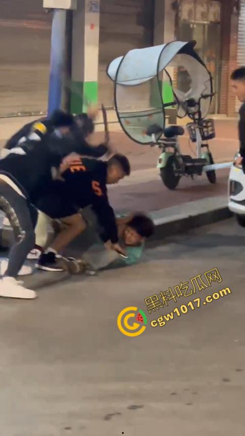 精神小伙街头血战,手起刀落、血洒狂风,勇敢如电影英雄,但残酷如恶魔猛兽,惹不起的狂野疯子!-12