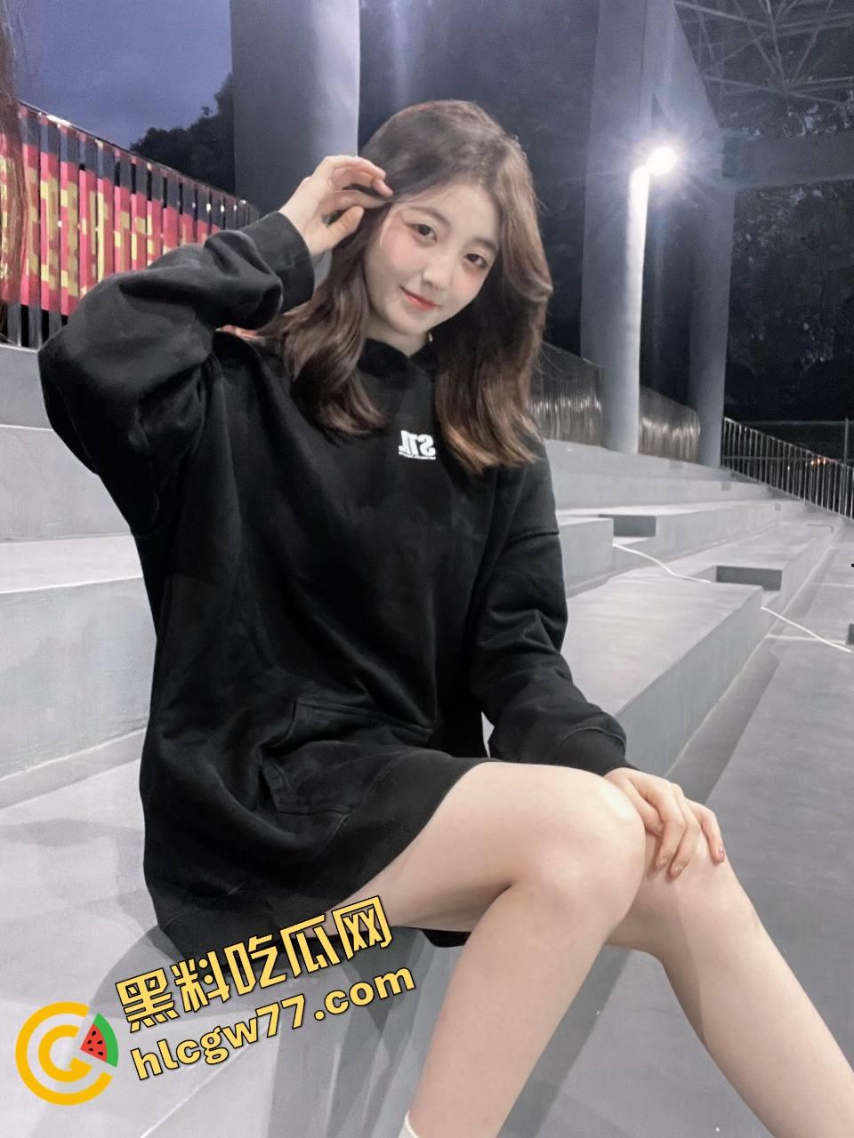 海角乱伦大神周末电竞酒店迷陷亲妹石榴裙，强吻抠抠坑偷偷拔套狂射粉逼，菊花被粗棒捅烂浪叫如狗！-1