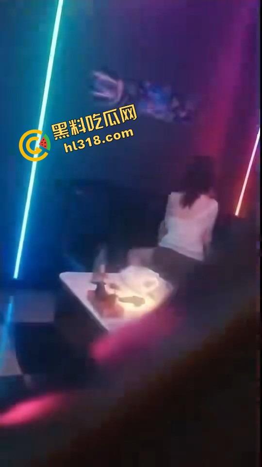 00后小情侣KTV开整，边唱歌边啪啪，操完还把内衣留包厢，雁过拔毛人过留情物！-9