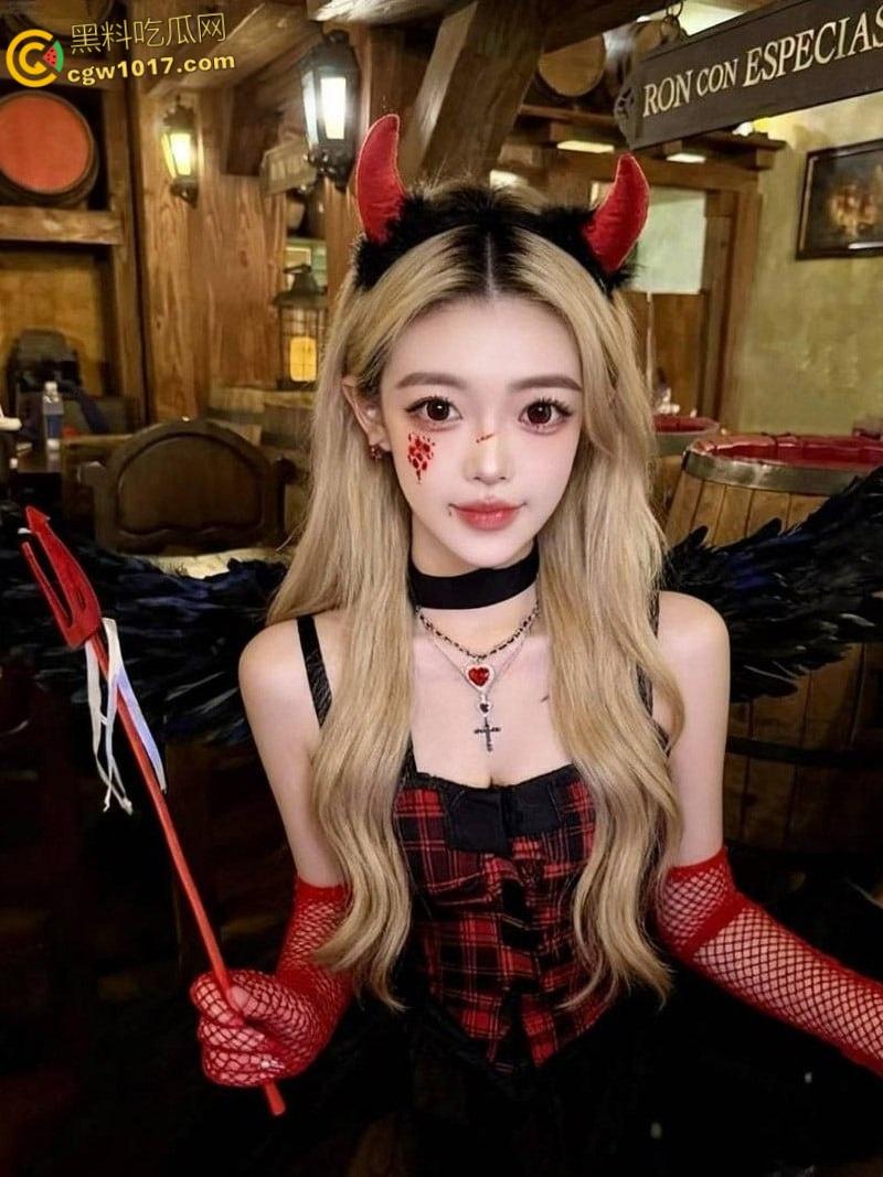 上海二次元美少女【谢思依】，被金主高价包养调教，毒龙舔脚趾到口爆内射，顶级肉便器母狗属性完美暴露 ！-1