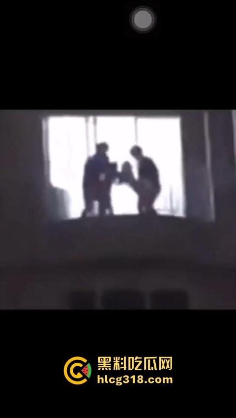 长沙维也纳酒店深夜4P大淫啪，窗前面对面后入，火辣的身影在灯光中交织，空气都充满了淫水的味道。-4