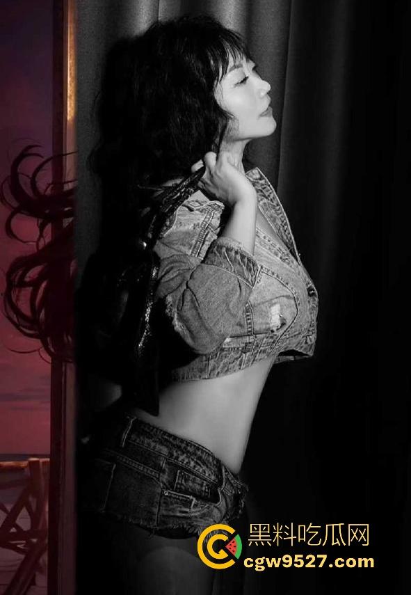 抖音熟女网红【丹姐】双视角直播曝光，激情扭动，青涩脸庞反差色情，边脱边操尺度炸裂，姜还是老的辣！-4