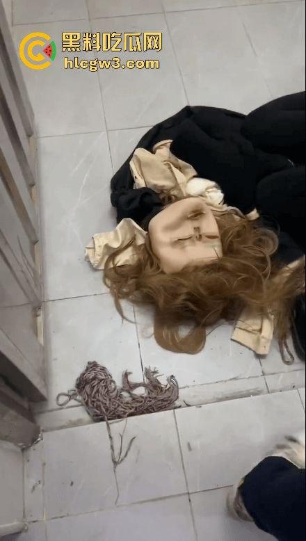 江门女装大佬变态出没！戴人皮面具假发混进女厕，被追堵脱下伪装，真是恶心到顶了！-1