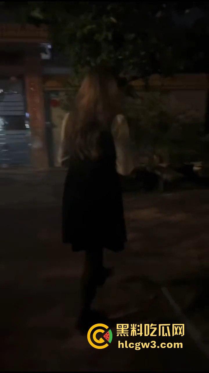 江门女装大佬变态出没！戴人皮面具假发混进女厕，被追堵脱下伪装，真是恶心到顶了！-11