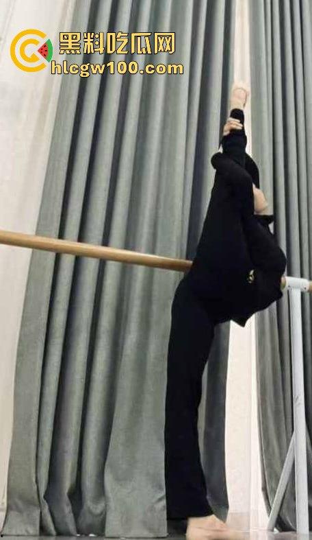 广州大学19岁舞蹈生【王应怡】爆绿帽丑闻，一边跟男友亲亲我我，一边网上撩骚发骚，这货骚得真是无法无天！-1