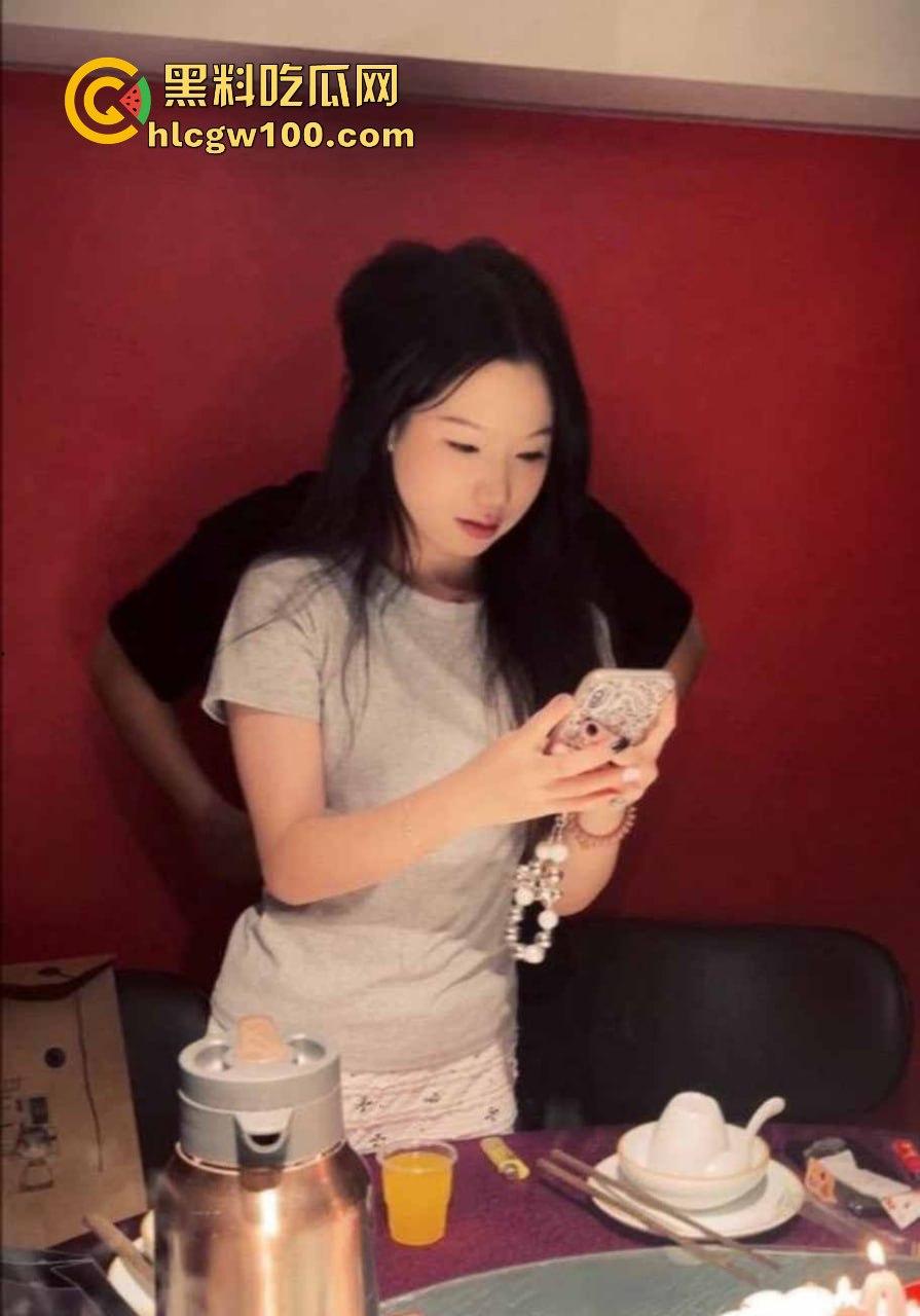 广州大学19岁舞蹈生【王应怡】爆绿帽丑闻，一边跟男友亲亲我我，一边网上撩骚发骚，这货骚得真是无法无天！-8