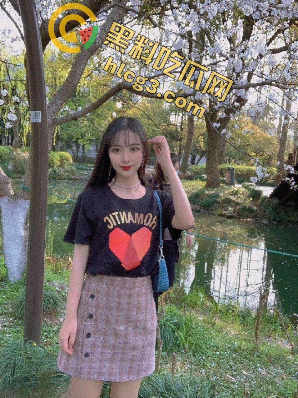 情侣自拍泄密！对镜自慰发给男朋友，男主鸡巴竟然有点短-1