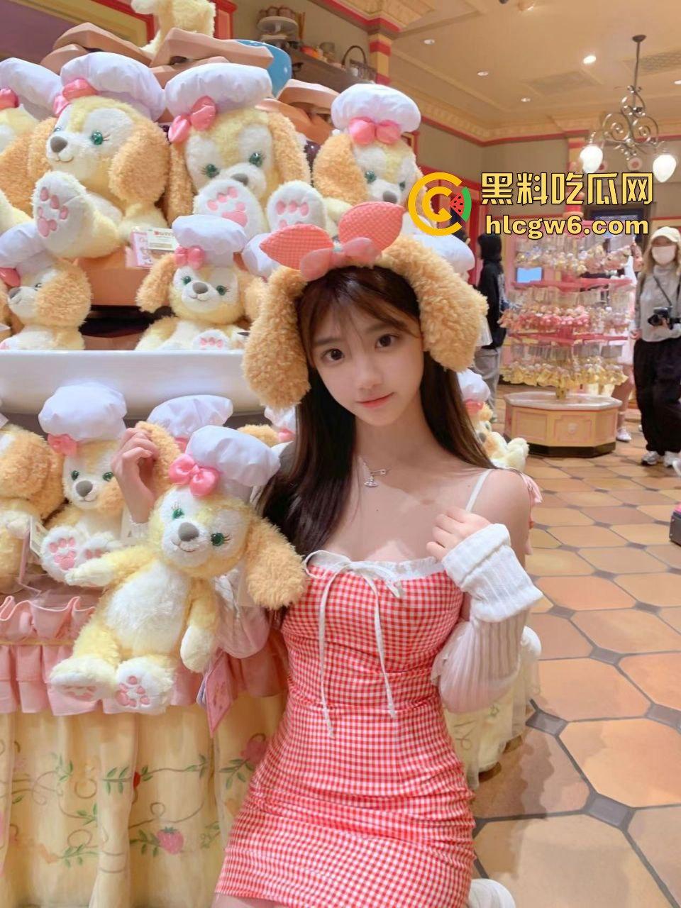 石家庄拜金人妻【林科汝】背着老公借口住闺蜜家，深夜出来陪两开路虎哥们3P，伺候得人骨头都酥了LV到手！-1