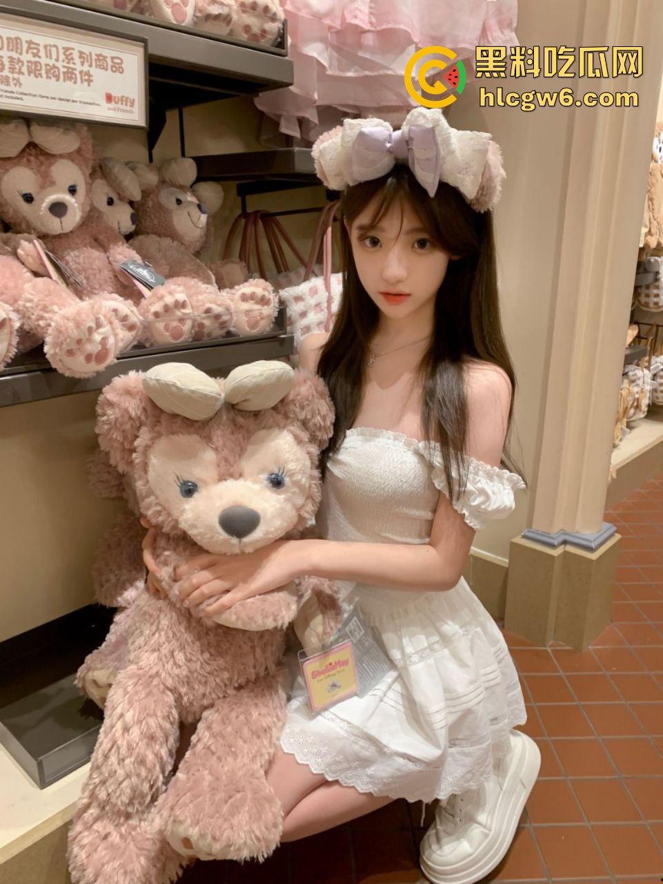 石家庄拜金人妻【林科汝】背着老公借口住闺蜜家，深夜出来陪两开路虎哥们3P，伺候得人骨头都酥了LV到手！-9