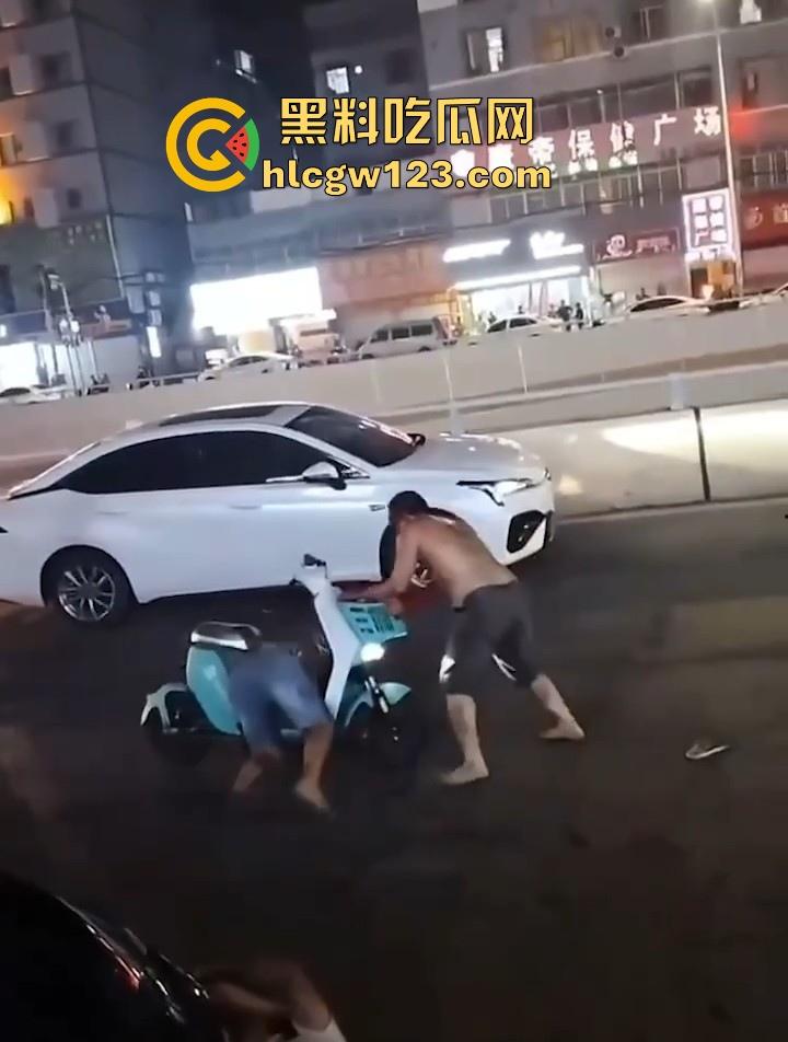 南宁大沙田516打架事件 俩老表酒后互砍 刀光剑影满身鲜血 全网疯求的现场视频曝光！-3