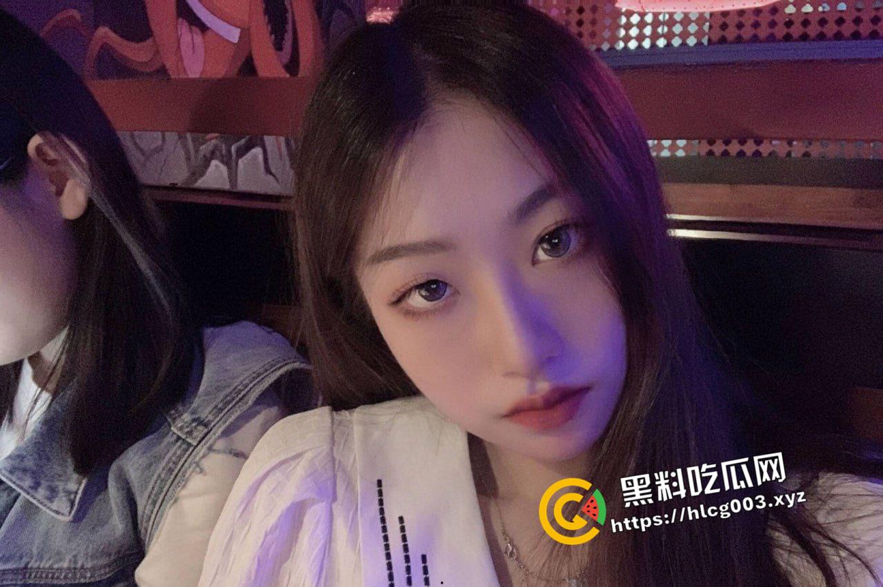 河南极品幼师的反差一面 白天教小孩子好好做人 晚上在床上风骚当狗  反差婊本婊-4