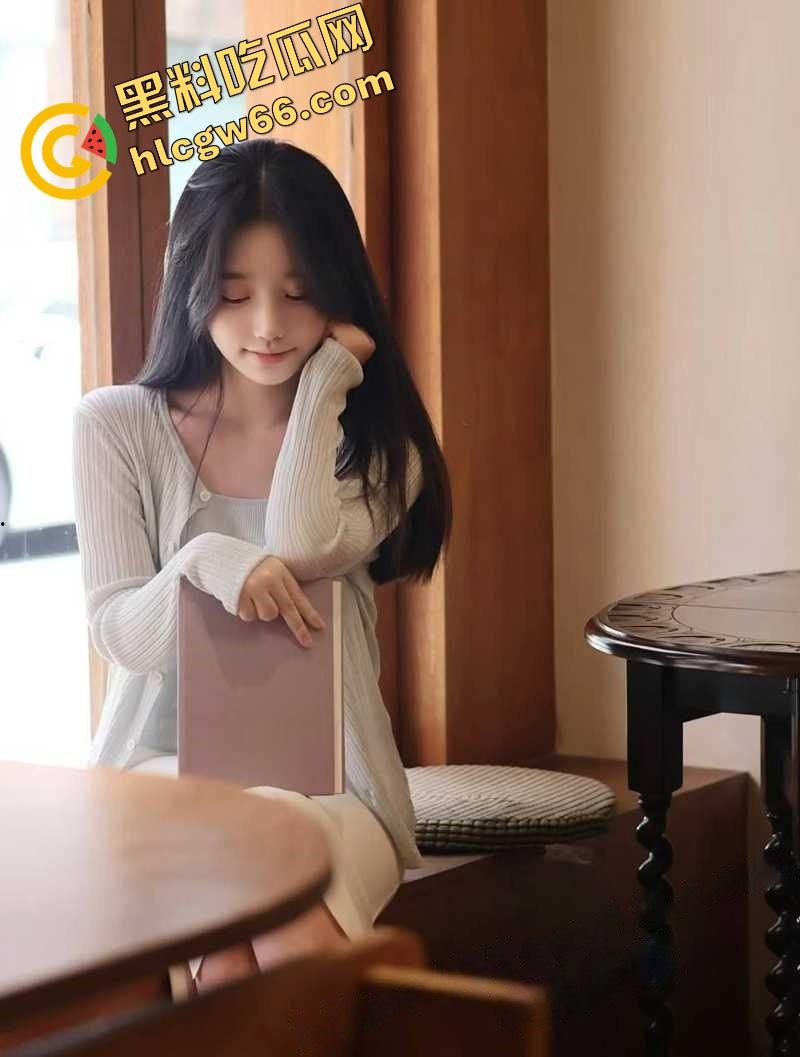 传媒院校白月光女神【灵灵】宿舍掰穴自慰视频流出，逼水拉丝半米长，背地里浪得逼都快自燃了！-3