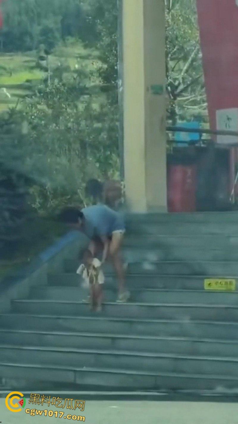 四川石棉高速服务区小猿泰山锅巴，高学历父母不给穿衣上户口，男孩爬食地摊剩饭，这父母真是禽兽不如！-2