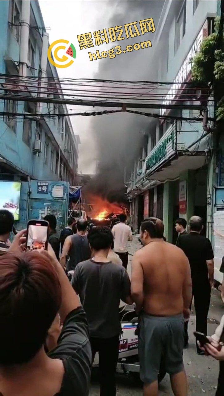广州白云一仓库燃爆！火舌肆虐 浓烟滚滚 惊现小火人 致5人受伤！-6