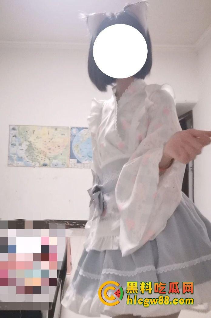 扬州05女高『孙俞』洛丽塔JK女神私下变抖M，粉嫩多汁小鲍鱼视频流出，这骚货真他妈下贱！-2